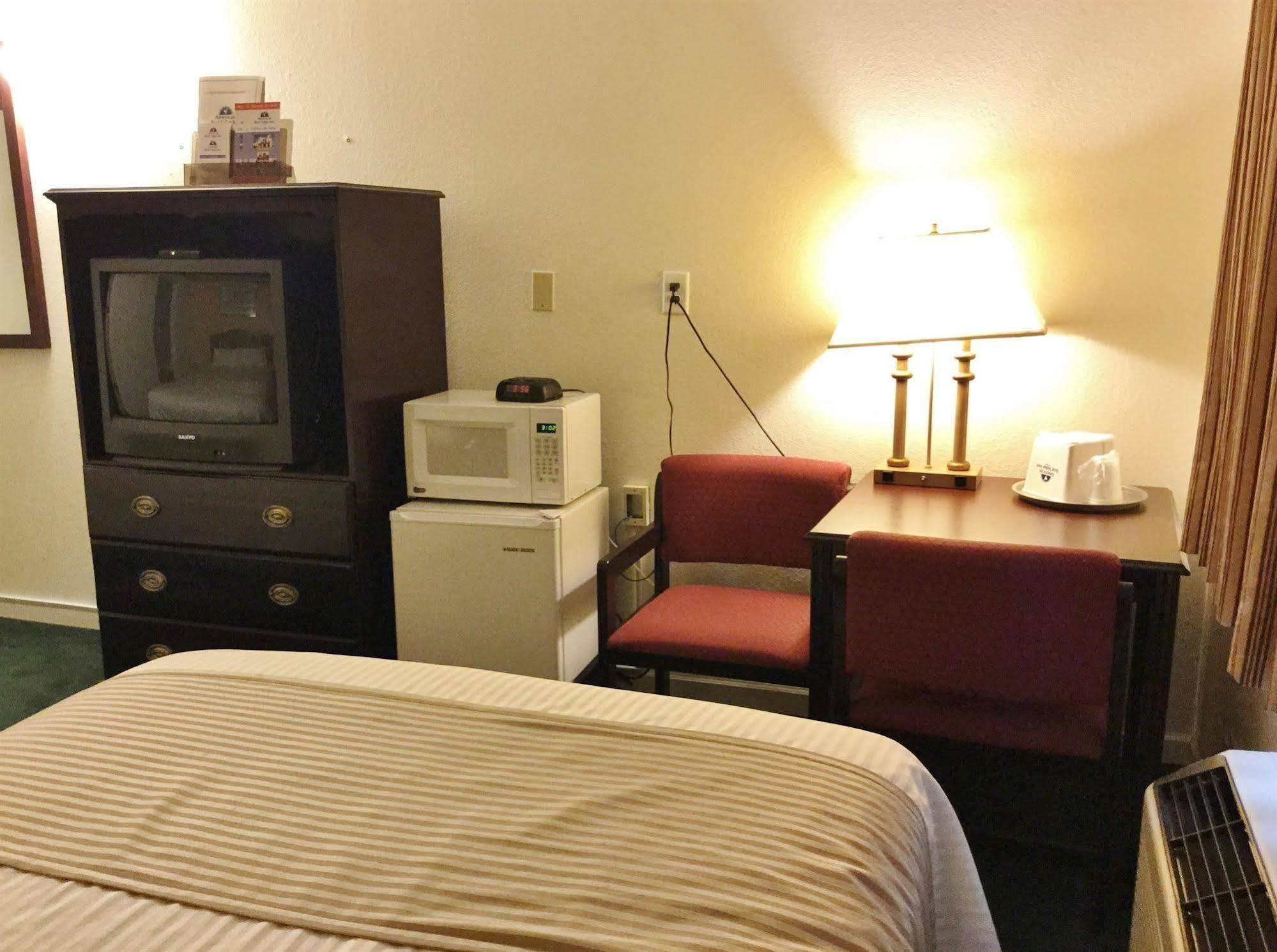 Americas Best Value Inn Macomb Exterior photo