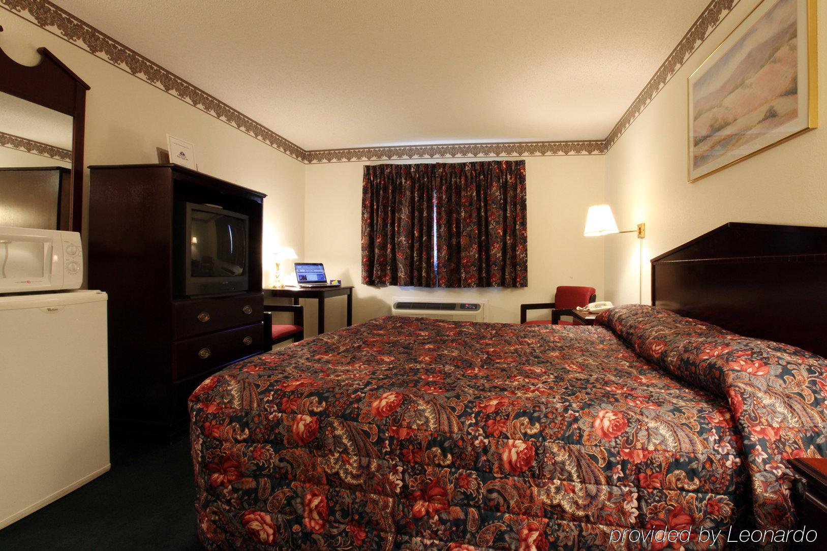 Americas Best Value Inn Macomb Room photo