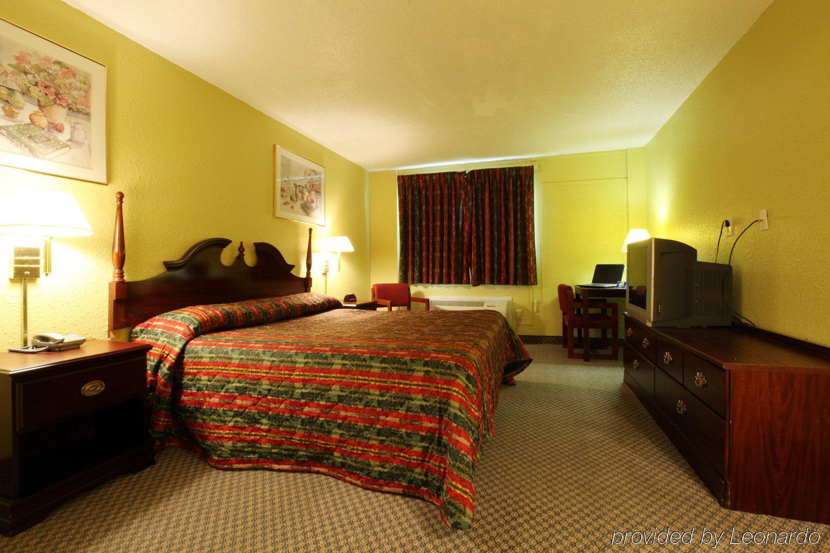 Americas Best Value Inn Macomb Room photo