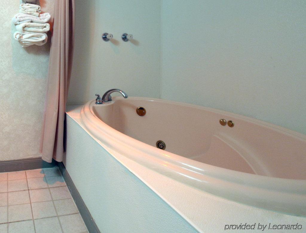 Americas Best Value Inn Macomb Room photo