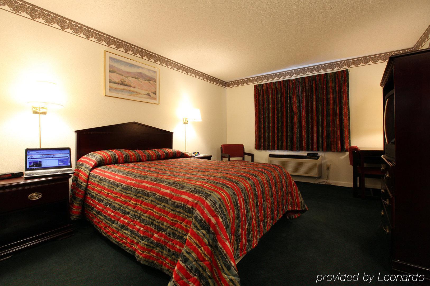 Americas Best Value Inn Macomb Room photo