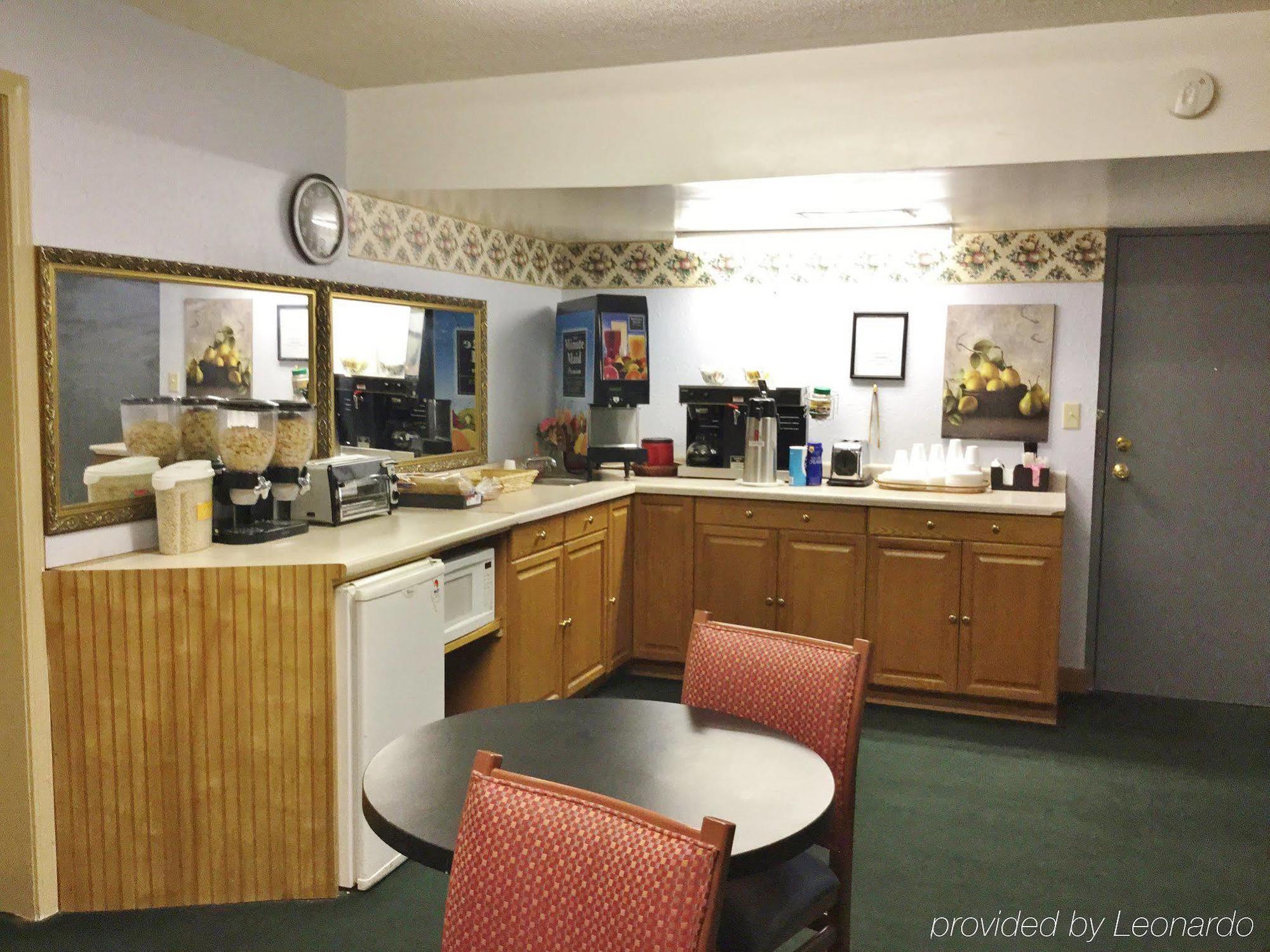 Americas Best Value Inn Macomb Exterior photo