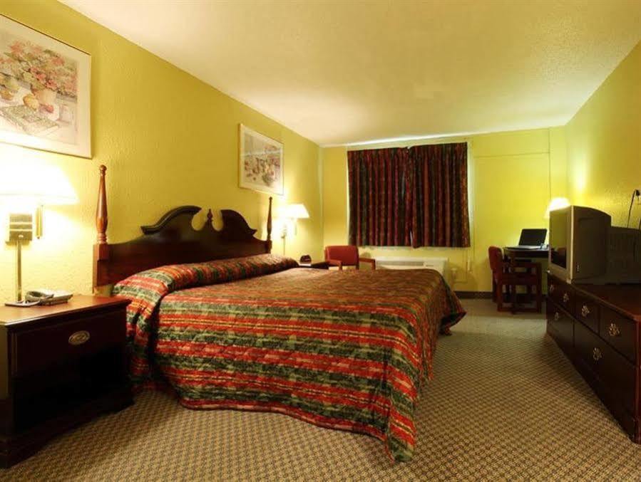 Americas Best Value Inn Macomb Exterior photo