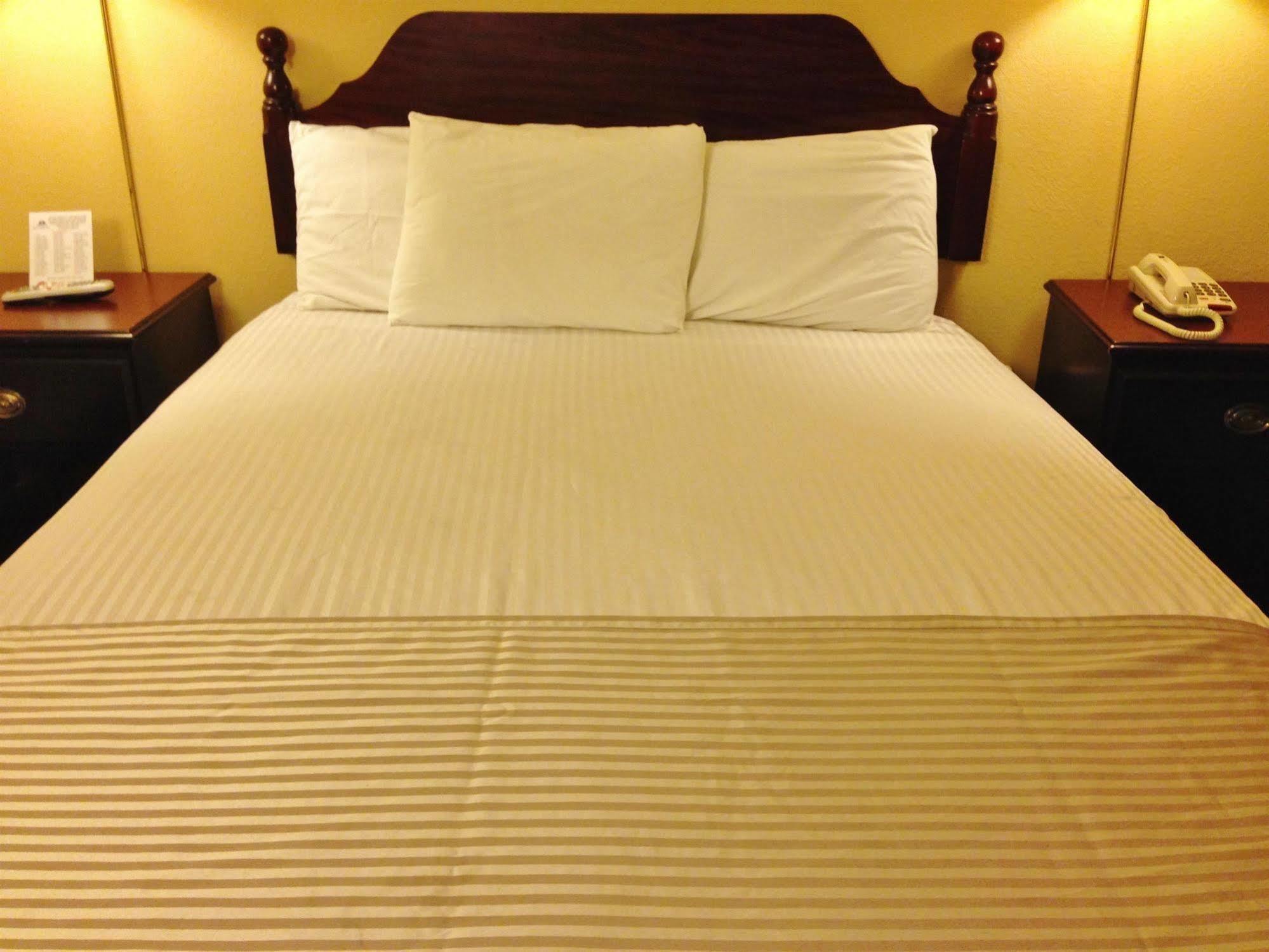 Americas Best Value Inn Macomb Exterior photo