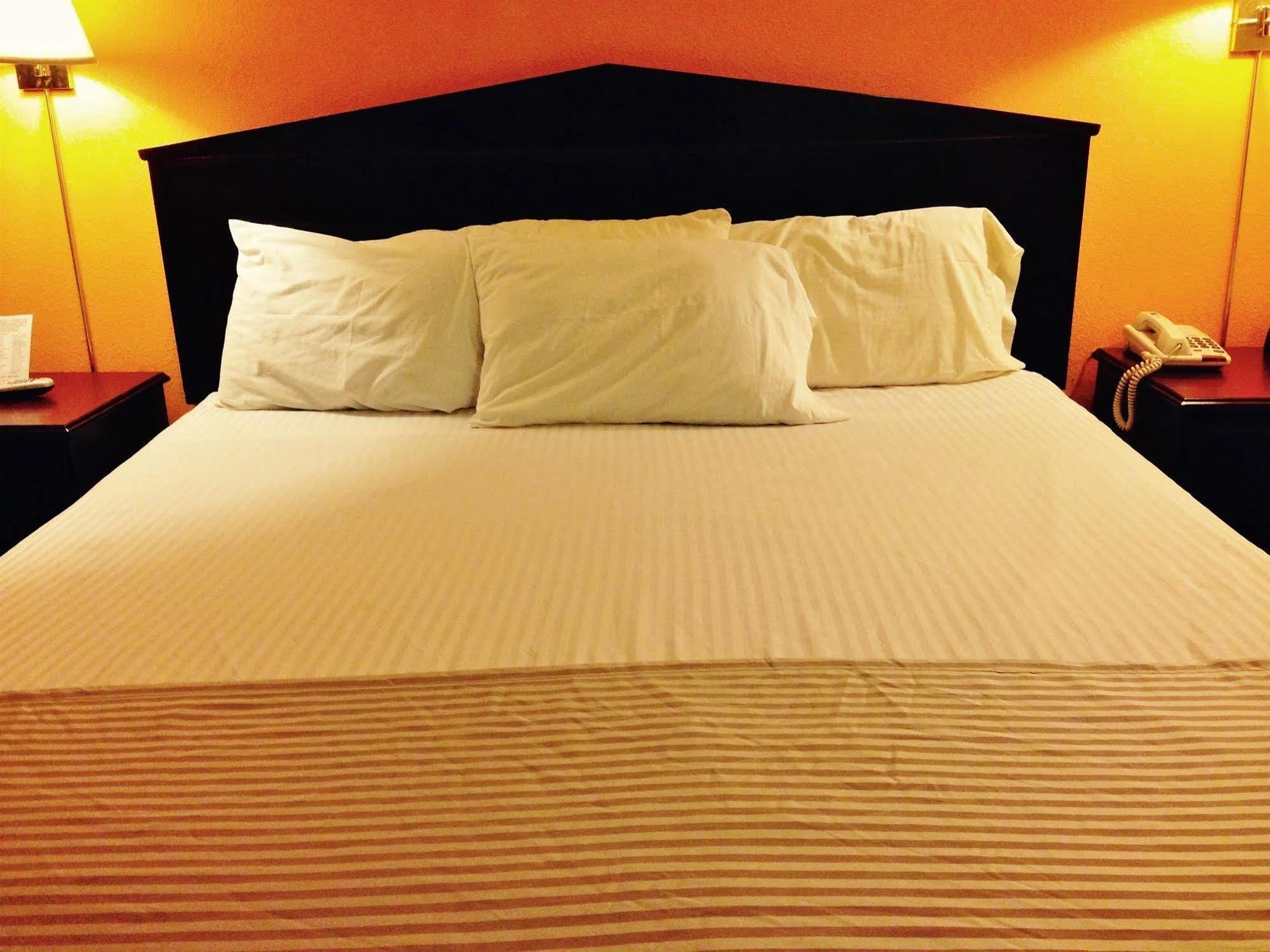 Americas Best Value Inn Macomb Exterior photo